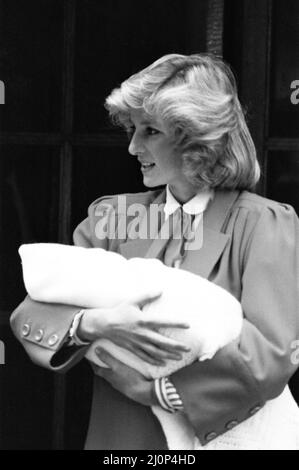 Il principe Harry lascia St Mary s Hospital di Londra dopo la nascita il giorno precedente, 16 settembre 1984. Nella foto : La principessa Diana & Principe Harry. Foto Stock