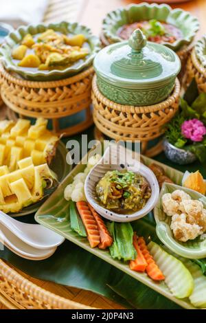 Tradizione locale cibo di stile Tailandese Settentrionale 'Kan Tok'. Mix di cucina thailandese con un set completo di piatti. Varietà di piatti thailandesi del nord-est. Cibo thailandese Foto Stock