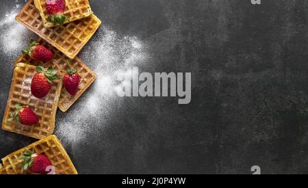 Vista dall'alto con waffle e fragole con zucchero a velo. Alta qualità e risoluzione bellissimo concetto di foto Foto Stock