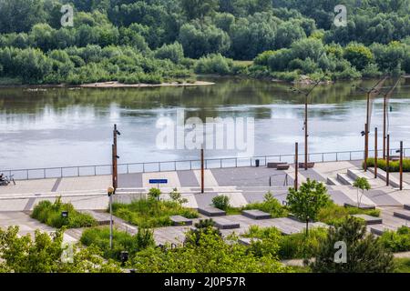 Vistula River Boulevard e piazza sul fiume nella città di Varsavia in Polonia. Foto Stock