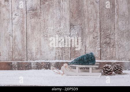 Parete in legno con piccola slitta con albero di natale. Alta qualità e risoluzione bellissimo concetto di foto Foto Stock