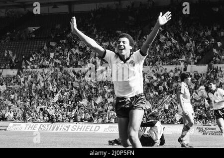 Inghilterra contro Olanda Schoolboy International al Wembley Stadium, sabato 9th giugno 1984. Mark Burke di Aston Villa segna un cappello-trucco. Foto Stock