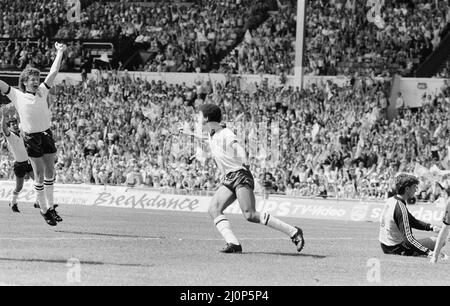 Inghilterra contro Olanda Schoolboy International al Wembley Stadium, sabato 9th giugno 1984. Mark Burke di Aston Villa segna un cappello-trucco. Foto Stock