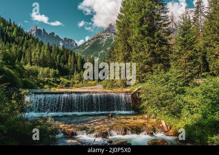 Fischleinbach, un torrente nelle Dolomiti di Sesto in Alto Adige in Italia. Foto Stock