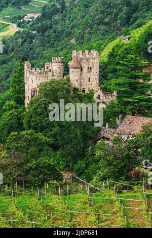 Il Brunnenburg a Tirolo vicino a Merano in Alto Adige. Foto Stock