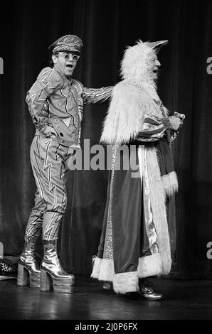 Elton John porta la casa giù in una carità mostra al London Theatre Royal. Egli ha anche collaborato con Sir John Gielgud per un duetto. Sir John era in un ruolo poco conosciuto - tuorlo d'uovo il primo re di oche. 2° dicembre 1984. Foto Stock