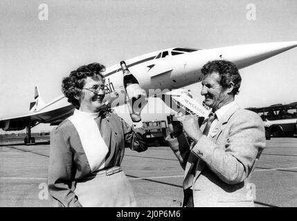 Vincitori del concorso Evening Chronicle per vincere un volo su Concorde nell'agosto 1984. Keith Bell di Prudhoe fotografa Isabel Beckwith del Newcastle.beside Concorde. 27th Agosto 1984. Foto Stock