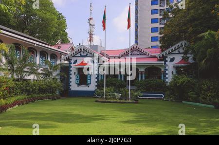 Vista interessante delle bandiere Maldive e delle Case tradizionali in una delle visite turistiche nella Città di Male Foto Stock