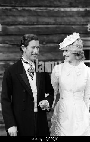 Tour del Canada del Principe e della Principessa del Galles nel giugno 1983. Il principe Carlo e la principessa Diana si vestirono in stile edoardiano per una serata Klondike all'Edmonton Park di Edmonton, Alberta. Il principe indossava un cappotto da camice e la principessa un abito in stile 1878 per un cabaret 'naughty' che prese la coppia reale di nuovo ai giorni della corsa all'oro. 29th giugno 1983. Foto Stock