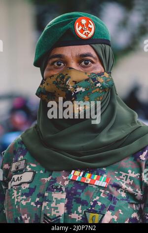 Donna soldato in uniforme Nazionale Maldiviano militare Camouflage su Male Island Foto Stock