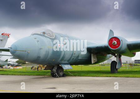 English Electric Canberra T4, VN799 (WJ874) presso il Cornwall Aviation Heritage Centre, Foto Stock