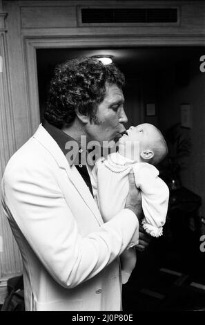 Tom Jones con il nipote Alexander, di undici mesi, nel loro hotel di Londra. 3rd settembre 1983. Foto Stock