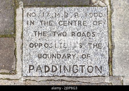 Vecchio pennarello di granito del quartiere di Paddington, Londra. Questa pietra fu posta nel marciapiede nel 1900 e segna la divisione tra le parrocchie. Lond Foto Stock