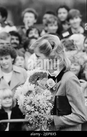 S.A.R. la Principessa Diana, la Principessa del Galles, visita la casa del Dr. Barnados a East Ham, Londra. La principessa ha un nuovo stile per i capelli per l'occasione. La principessa è diventata di recente una madre per il 2nd, dopo aver dato alla luce il principe Harry nel settembre immagine presa 8th novembre 1984 Foto Stock