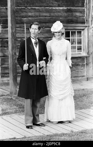 Tour del Canada del Principe e della Principessa del Galles nel giugno 1983. Il principe Carlo e la principessa Diana si vestirono in stile edoardiano per una serata Klondike all'Edmonton Park di Edmonton, Alberta. Il principe indossava un cappotto da camice e la principessa un abito in stile 1878 per un cabaret 'naughty' che prese la coppia reale di nuovo ai giorni della corsa all'oro. 29th giugno 1983. Foto Stock