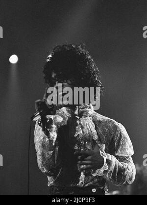 Prince si esibisce sul palco alla Joe Louis Arena, Chicago, 11th novembre 1984. Tour della pioggia viola Foto Stock