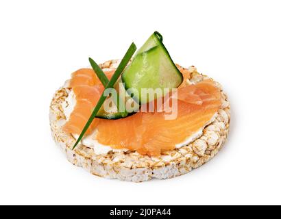 Torte di riso con formaggio cremoso, salmone fresco e cetrioli Foto Stock