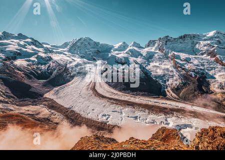 Vista panoramica del Ghiacciaio Gorner e della catena montuosa del Monte Rosa in Svizzera . Foto Stock