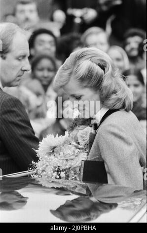 S.A.R. la Principessa Diana, la Principessa del Galles, visita la casa del Dr. Barnados a East Ham, Londra. La principessa ha un nuovo stile per i capelli per l'occasione. La principessa è diventata di recente una madre per il 2nd, dopo aver dato alla luce il principe Harry nel settembre immagine presa 8th novembre 1984 Foto Stock