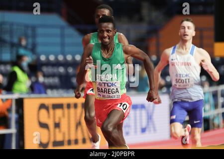 Belgrado, Serbia. 20th Mar 2022. Selemon Barega (fronte) dell'Etiopia compete durante i campionati indoor di atletica del mondo di Belgrado 2022, 3000m uomini, a Stark Arena, Belgrado, Serbia, 20 marzo 2022. Credit: Zheng Huansong/Xinhua/Alamy Live News Foto Stock