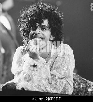 Prince si esibisce sul palco alla Joe Louis Arena, Chicago, 11th novembre 1984. Tour della pioggia viola. Foto Stock