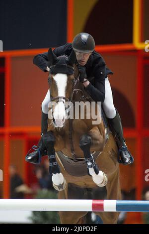 Kevin STAUT (fra) guida CHEPPETTA durante il Prix GL Eventi al Saut-Hermes 2022, evento equestre FEI il 19 marzo 2022 presso l'effimero Grand-palais di Parigi, Francia - Foto: Christophe Bricot/DPPI/LiveMedia Foto Stock