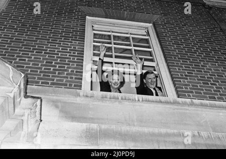 Il primo ministro Margaret Thatcher e il presidente del partito conservatore Cecil Parkinson celebrano presso la sede del partito dopo aver vinto le elezioni generali. 10th giugno 1983 Foto Stock