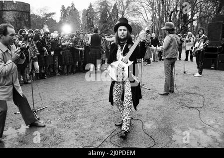 Dave Hill of Slade filma un nuovo video al castello di Eastnor, vicino a Ledbury. 26th gennaio 1984. Foto Stock