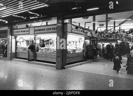 Hill Street Center, Middlesbrough, 17th febbraio 1983. Linen World Bedding Center. Foto Stock