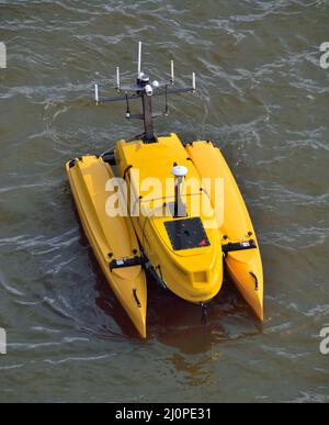 C-CAT 3 Uncrewed Surface Vessel (USV) del L3harris operante nel Royal Victoria Dock di Londra Est durante la fiera Oceanology International 22 Foto Stock