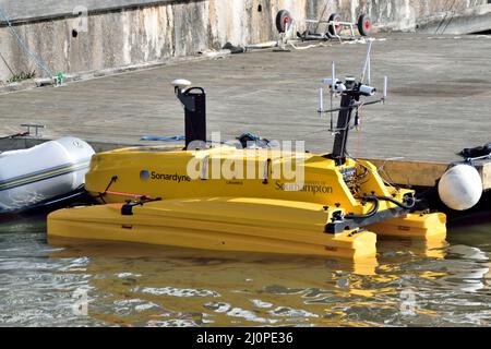 C-CAT 3 Uncrewed Surface Vessel (USV) del L3harris operante nel Royal Victoria Dock di Londra Est durante la fiera Oceanology International 22 Foto Stock