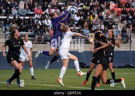 Dijana Haracic (13), portiere del FC di Angel City, assicura il possesso di un calcio d'angolo durante una partita NWSL contro la San Diego Wave, sabato 19 marzo 2 Foto Stock