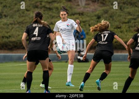 Il centrocampista della onda di San Diego Taylor Kornieck (22) controlla la palla durante una partita NWSL contro l'Angel City FC, sabato 19 marzo 2022, al CSUF Foto Stock