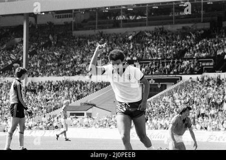 Inghilterra contro Olanda Schoolboy International al Wembley Stadium, sabato 9th giugno 1984. Mark Burke di Aston Villa segna un cappello-trucco. Foto Stock