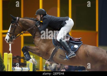 Kevin STAUT (fra) guida CHEPPETTA durante il Prix GL Eventi al Saut-Hermes 2022, evento equestre FEI il 19 marzo 2022 presso l'effimero Grand-palais di Parigi, Francia - Foto: Christophe Bricot/DPPI/LiveMedia Foto Stock