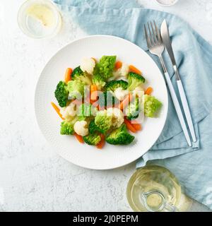 Miscela di verdure bollite. Broccoli, carote, cavolfiore. Verdure al vapore per la dieta Foto Stock