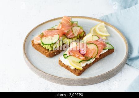 Saporito pesce smorrebrod, set di cinque tradizionali panini danesi. Foto Stock