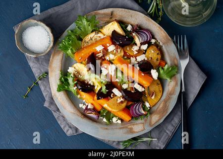 Insalata vegetariana di formaggio di pecora, verdure arrostite al forno, keto ketogenic trattino dieta. Foto Stock