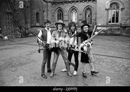 Slade (Don Powell, Noddy Holder, Jim Lea e Dave Hill) ha girato un nuovo video al castello di Eastnor, vicino a Ledbury. 26th gennaio 1984. Foto Stock