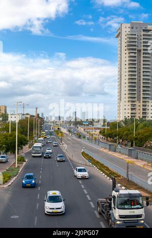 Autostrade della città e traffico in Israele. Tel Aviv, Israele - 02.14.2015 Foto Stock