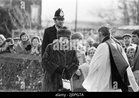 La famiglia reale a Natale e Capodanno. La Regina Madre e la Regina Elisabetta II arrivavano alla chiesa di Sandringham, Norfolk. Foto scattata il 30th gennaio 1983 Foto Stock