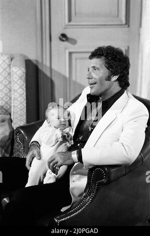 Tom Jones con il nipote Alexander, di undici mesi, nel loro hotel di Londra. 3rd settembre 1983. Foto Stock