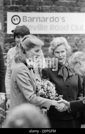 S.A.R. la Principessa Diana, la Principessa del Galles, visita la casa del Dr. Barnados a East Ham, Londra. La principessa ha un nuovo stile per i capelli per l'occasione. La principessa è diventata di recente una madre per il 2nd, dopo aver dato alla luce il principe Harry nel settembre immagine presa 8th novembre 1984 Foto Stock