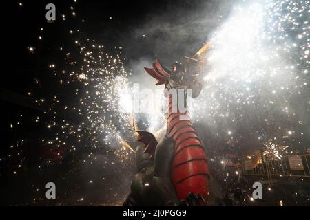 19 marzo 2022, Valencia, Spagna: Una creatura con fuochi d'artificio visto durante la Parata di fuoco a Valencia. La Parata del fuoco (Cavalcada del foc) è il preludio alla notte della combustione delle Fallas (Crema de Fallas). E' uno spettacolo di luce e polvere da sparo che simboleggia l'esaltazione del fuoco e il suo ingresso per essere il protagonista della notte in cui i valenciani dicono Arrivederci ai loro monumenti di Fallas. Fallas è l'acronimo di 'Faults' (immagine di credito: © Xisco Navarro/SOPA Images via ZUMA Press Wire) Foto Stock