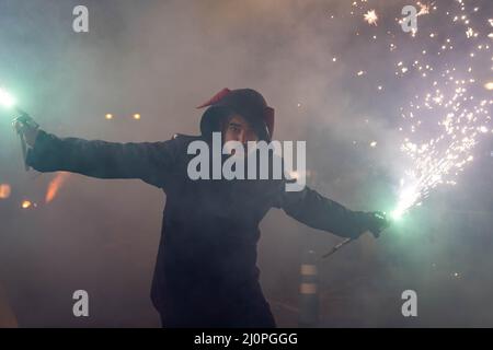 Bruciare petardi in mano Foto stock - Alamy