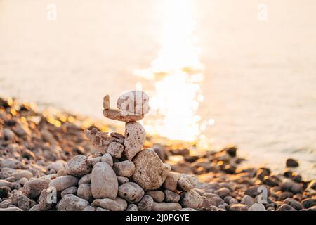 Pietre impilate l'una sull'altra vicino al mare Foto Stock