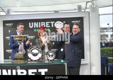 Proprietari vincitori con l'allenatore vincitore Henry de Bromhead Day 1 del Cheltenham Festival all'ippodromo di Cheltenham. Vincitore del Champion Hurdle Race Foto Stock