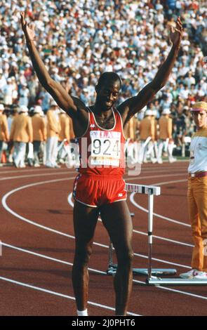 1984 In occasione dei Giochi Olimpici di Los Angeles, Stati Uniti d'America. Atleta americano ed a Mosè, medaglia d'oro nei 400 metri ostacoli gara. Agosto 1984. Foto Stock