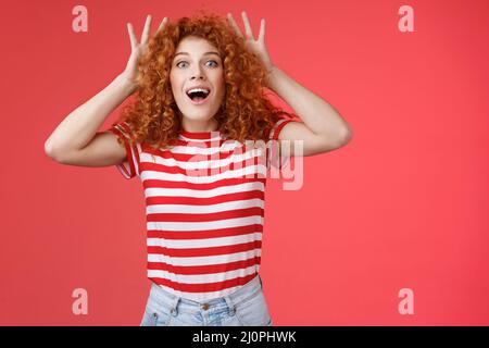 Impressionato eccitato scioccato giovane cute redhead curly-haired zenzero girlfriend reazione stupito stupito regalo impressionante non può fidarsi Foto Stock
