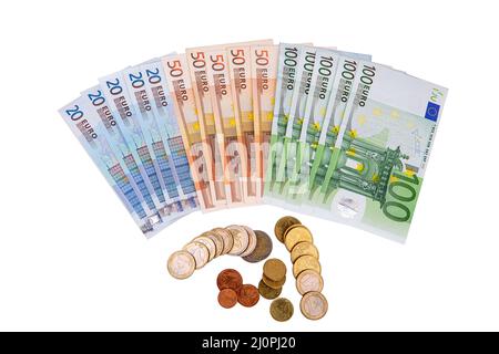 Le banconote e le monete in euro di diverse denominazioni si trovano in un ventilatore isolato su un primo piano di fondo bianco Foto Stock